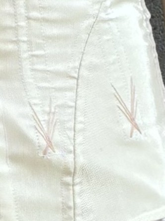A close up of the flossing on the bottom of a few bones