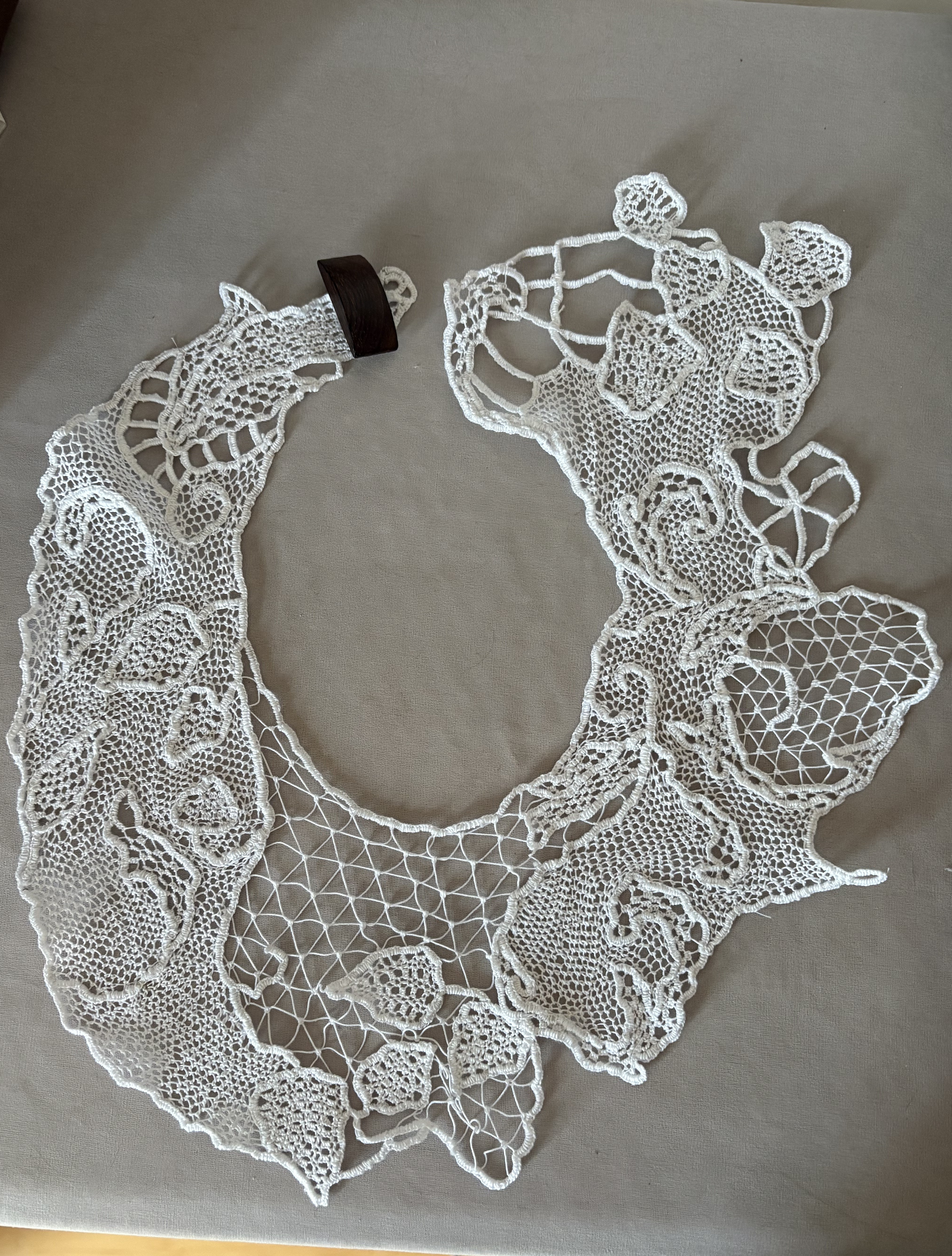 white lace collar