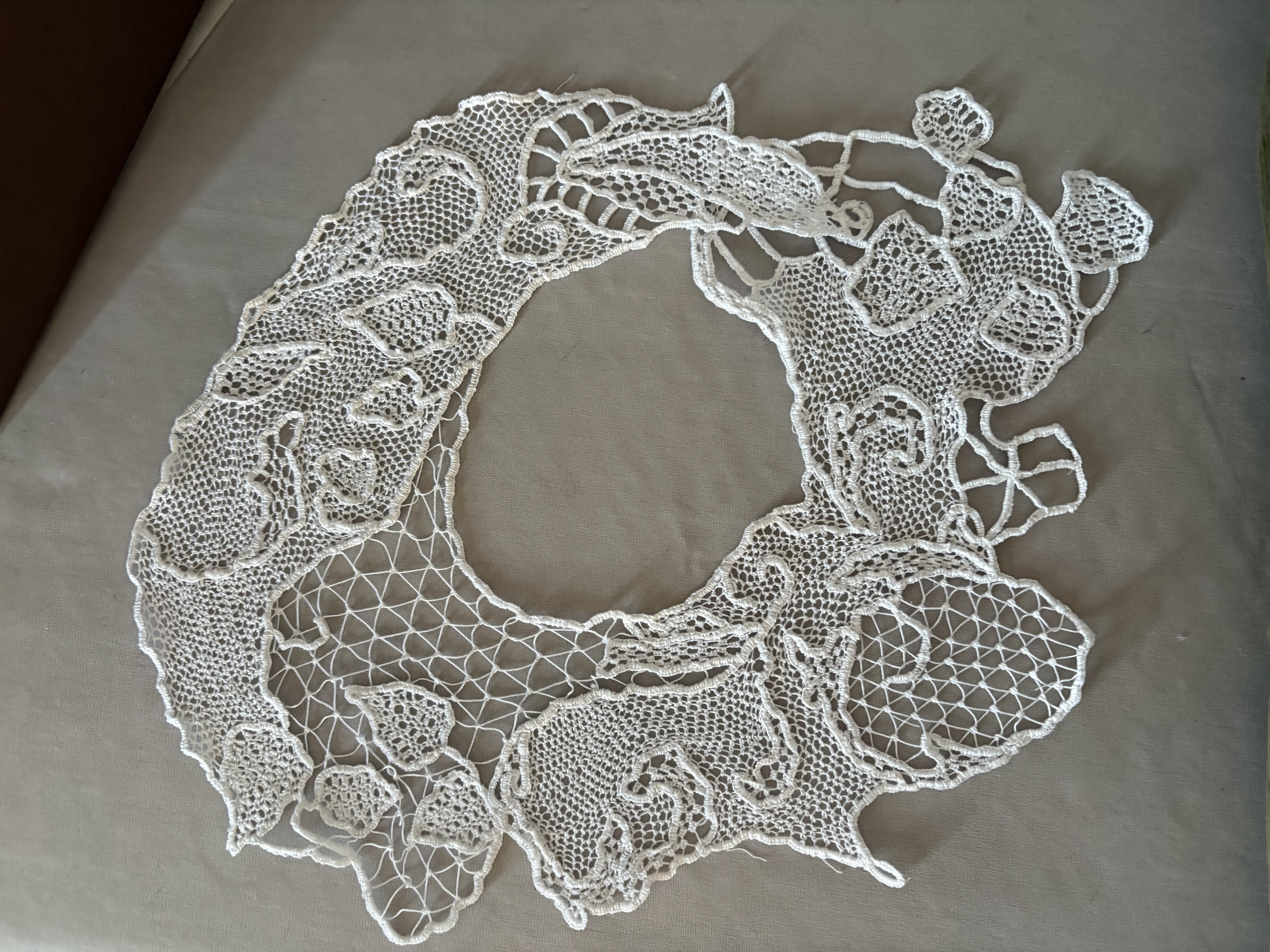 white lace collar featuring leaves and vines, no toggle